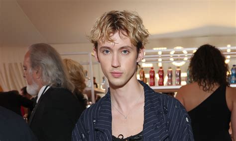 Troye Sivan Reveals How He Felt About Getting Naked in Music。